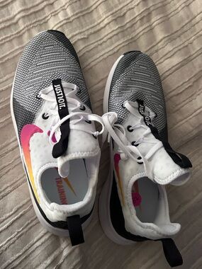 NEW Nike sneakers sz 10